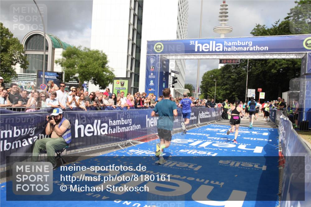 29.06.2025 - hella hamburg halbmarathon Michael Strokosch http://msf.ph/oto/8180161 29.06.2025 10:40:29 Ziel 6649, 8370, 14924, 15247, 17245, 17916 meine-sportfotos.de