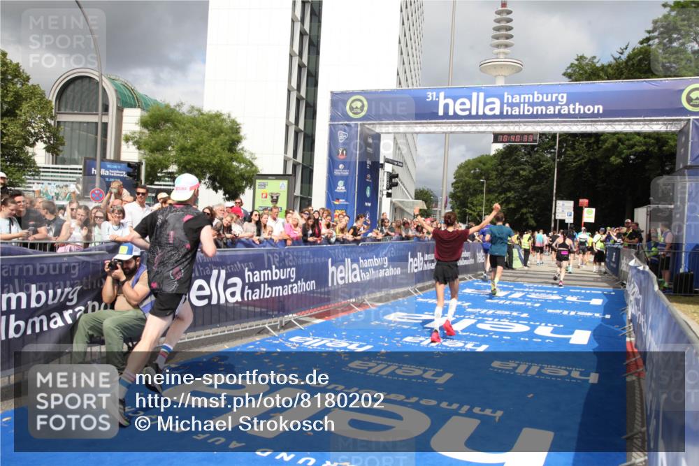 29.06.2025 - hella hamburg halbmarathon Michael Strokosch http://msf.ph/oto/8180202 29.06.2025 10:40:32 Ziel 6649, 7284, 8966, 10978, 11767, 12540, 14924, 15164, 15247, 17214, 17245, 17916 meine-sportfotos.de