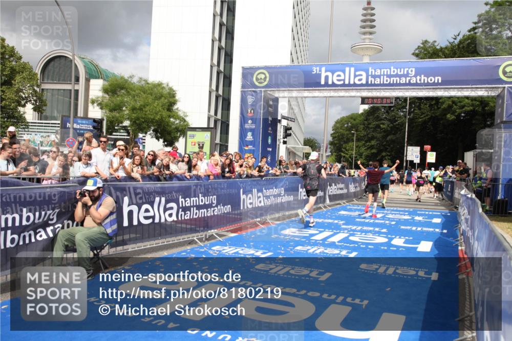 29.06.2025 - hella hamburg halbmarathon Michael Strokosch http://msf.ph/oto/8180219 29.06.2025 10:40:33 Ziel 6649, 7284, 8966, 10978, 11767, 12365, 12540, 14924, 15164, 15247, 17214, 17245, 18192 meine-sportfotos.de