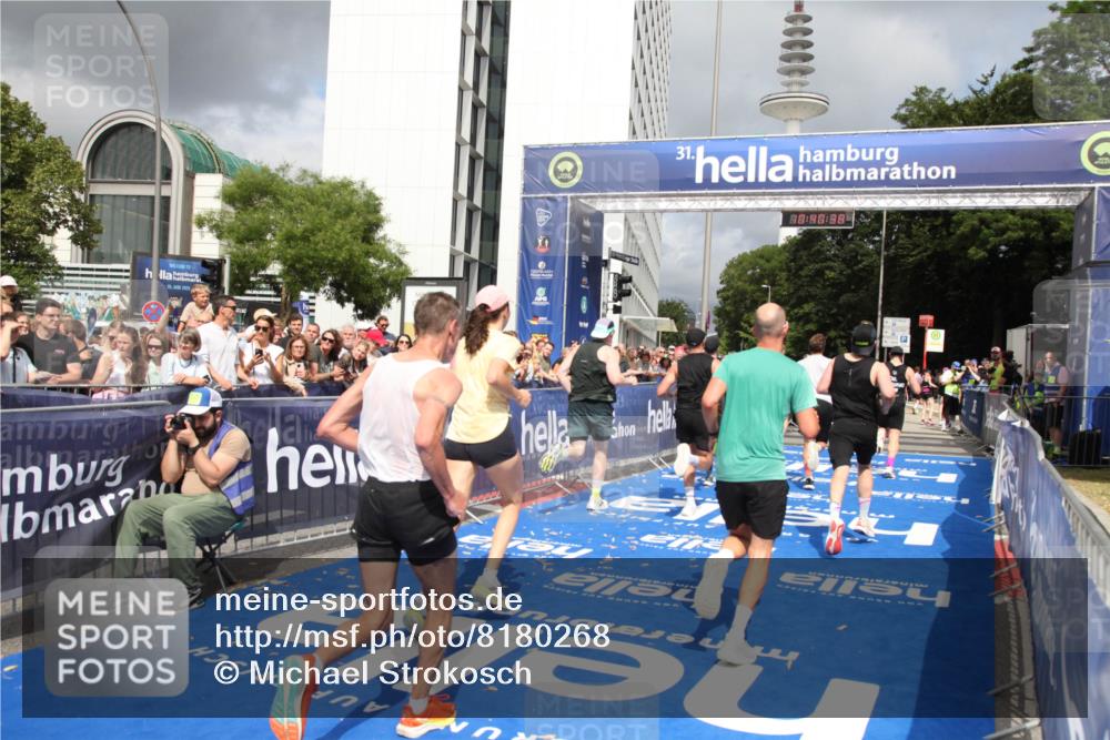 29.06.2025 - hella hamburg halbmarathon Michael Strokosch http://msf.ph/oto/8180268 29.06.2025 10:40:37 Ziel 7284, 8966, 10978, 11767, 12365, 12540, 15015, 15164, 15542, 17214, 17724, 18192 meine-sportfotos.de