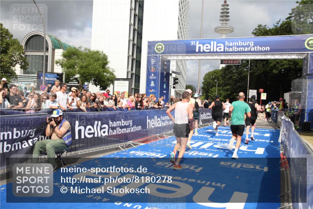 29.06.2025 - hella hamburg halbmarathon Michael Strokosch http://msf.ph/oto/8180278 29.06.2025 10:40:38 Ziel 1912, 7284, 8966, 10978, 11767, 12365, 12540, 15015, 15164, 15542, 17214, 17724, 18192 meine-sportfotos.de