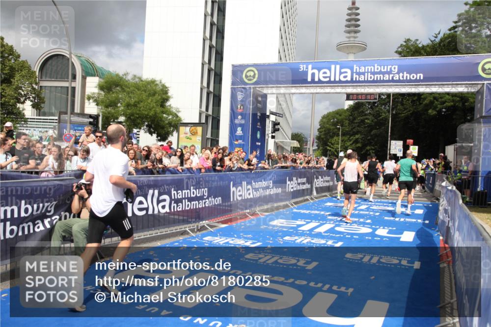 29.06.2025 - hella hamburg halbmarathon Michael Strokosch http://msf.ph/oto/8180285 29.06.2025 10:40:39 Ziel 1912, 4843, 7284, 8966, 10978, 11767, 12365, 12540, 12865, 14820, 15015, 15164, 15542, 17214, 17724, 18192, 18399 meine-sportfotos.de