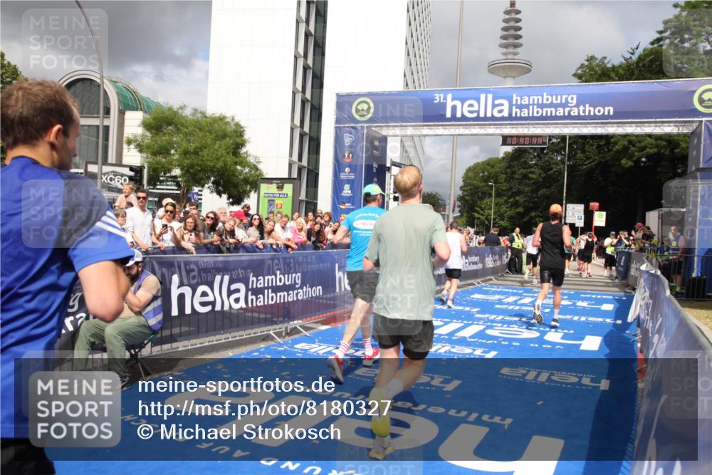 29.06.2025 - hella hamburg halbmarathon Michael Strokosch http://msf.ph/oto/8180327 29.06.2025 10:40:43 Ziel 1912, 2324, 2714, 4843, 7622, 9294, 10900, 12865, 14272, 14820, 15015, 15493, 15542, 16599, 17724, 18399 meine-sportfotos.de