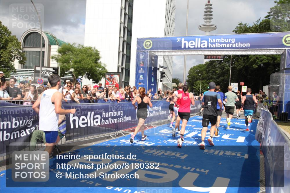 29.06.2025 - hella hamburg halbmarathon Michael Strokosch http://msf.ph/oto/8180382 29.06.2025 10:40:45 Ziel 1882, 1912, 2324, 2714, 2750, 4843, 4889, 5026, 5745, 7622, 8629, 9294, 10900, 12865, 14092, 14272, 14820, 15351, 15493, 15542, 16201, 16249, 16599, 17724, 18399 meine-sportfotos.de