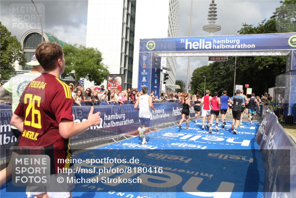 29.06.2025 - hella hamburg halbmarathon Michael Strokosch http://msf.ph/oto/8180416 29.06.2025 10:40:46 Ziel 1882, 1912, 2324, 2714, 2750, 4634, 4843, 4889, 5014, 5026, 5745, 7080, 7622, 8074, 8629, 9294, 10900, 12865, 14092, 14272, 14820, 15351, 15493, 15542, 16201, 16249, 16599, 17486, 17724, 18399 meine-sportfotos.de