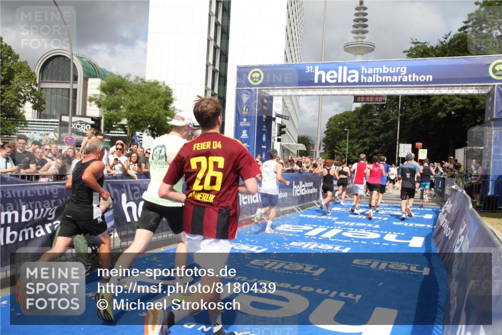 29.06.2025 - hella hamburg halbmarathon Michael Strokosch http://msf.ph/oto/8180439 29.06.2025 10:40:47 Ziel 1882, 1912, 2324, 2714, 2750, 4634, 4843, 4889, 5014, 5026, 5745, 7080, 7622, 8074, 8629, 9294, 10900, 11959, 12865, 14092, 14272, 14820, 15351, 15493, 16201, 16249, 16599, 17486, 18399 meine-sportfotos.de