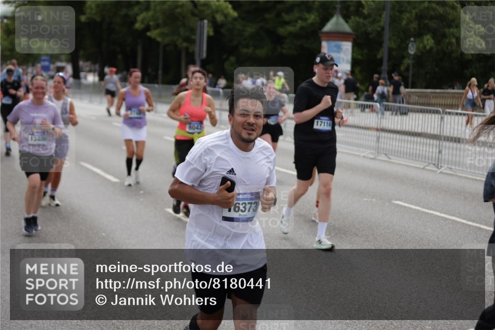 29.06.2025 - hella hamburg halbmarathon Jannik Wohlers http://msf.ph/oto/8180441 29.06.2025 11:09:49 Lombardsbrücke 1289, 3472, 4581, 5555, 5558, 6893, 8043, 8119, 8740, 10121, 10381, 10447, 10448, 11754, 11881, 12243, 12576, 12784, 13012, 13408, 13597, 14147, 14658, 15028, 16272, 16324, 16373, 16814, 17114, 17375, 18351, 18749 meine-sportfotos.de