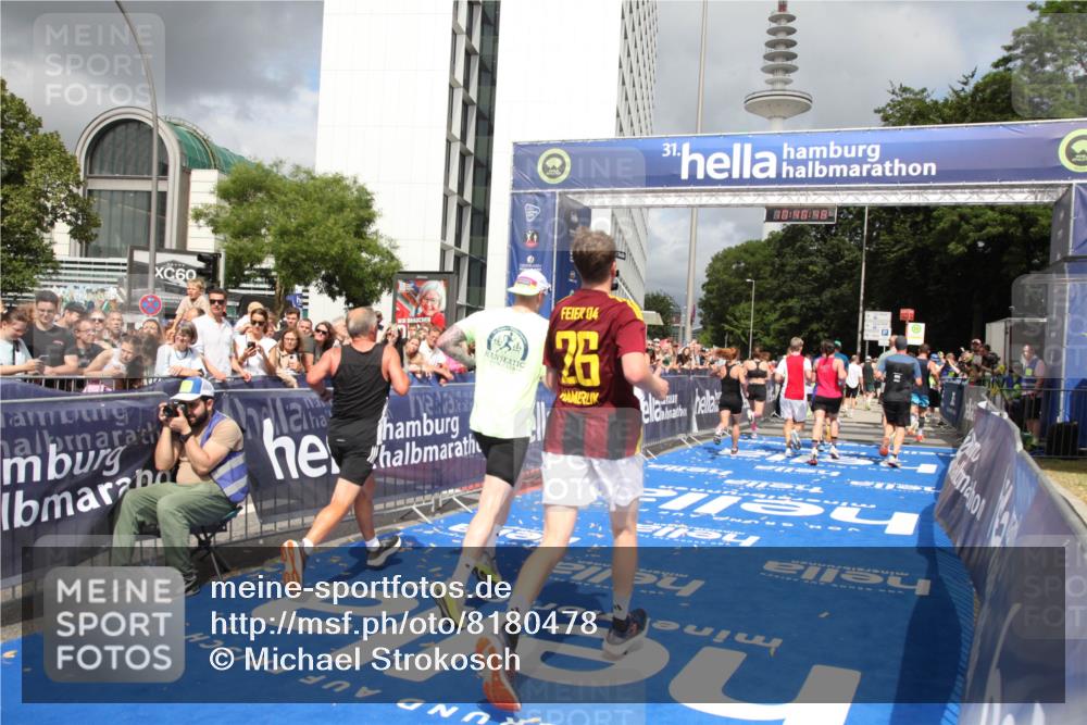 29.06.2025 - hella hamburg halbmarathon Michael Strokosch http://msf.ph/oto/8180478 29.06.2025 10:40:47 Ziel 1882, 1912, 2324, 2714, 2750, 4634, 4843, 4889, 5014, 5026, 5745, 7080, 7622, 8074, 8629, 9294, 10900, 11959, 12865, 14092, 14272, 14820, 15351, 15493, 16201, 16249, 16599, 17486, 18399 meine-sportfotos.de