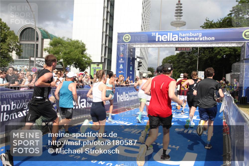 29.06.2025 - hella hamburg halbmarathon Michael Strokosch http://msf.ph/oto/8180587 29.06.2025 10:40:49 Ziel 1882, 2324, 2714, 2750, 4634, 4889, 5014, 5026, 5745, 6429, 7080, 7622, 8074, 8629, 9294, 9979, 10900, 11959, 14092, 14272, 15351, 15493, 16201, 16249, 16599, 17486 meine-sportfotos.de