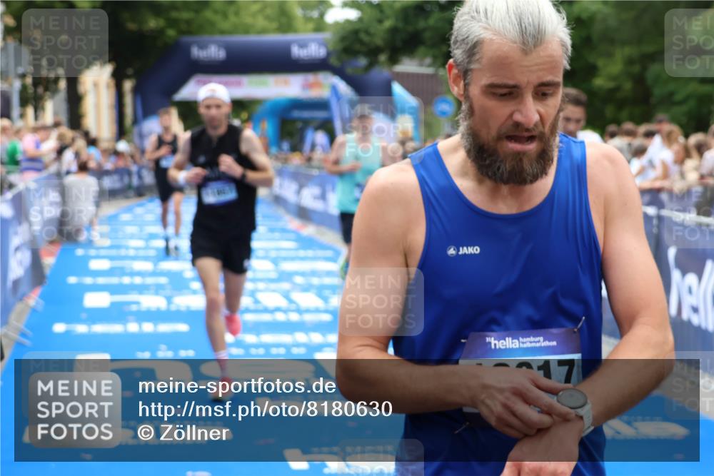 29.06.2025 - hella hamburg halbmarathon Zöllner http://msf.ph/oto/8180630 29.06.2025 10:31:23 Ziel 3955, 4812, 11857, 14450, 14548, 19042 meine-sportfotos.de
