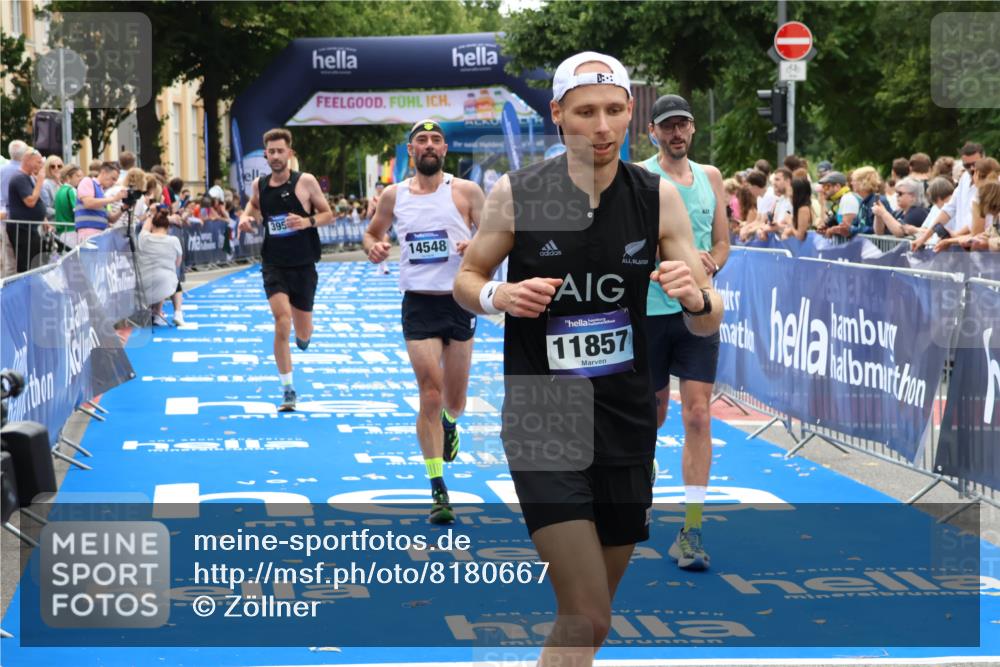 29.06.2025 - hella hamburg halbmarathon Zöllner http://msf.ph/oto/8180667 29.06.2025 10:31:24 Ziel 3955, 4812, 11857, 14548, 19042 meine-sportfotos.de