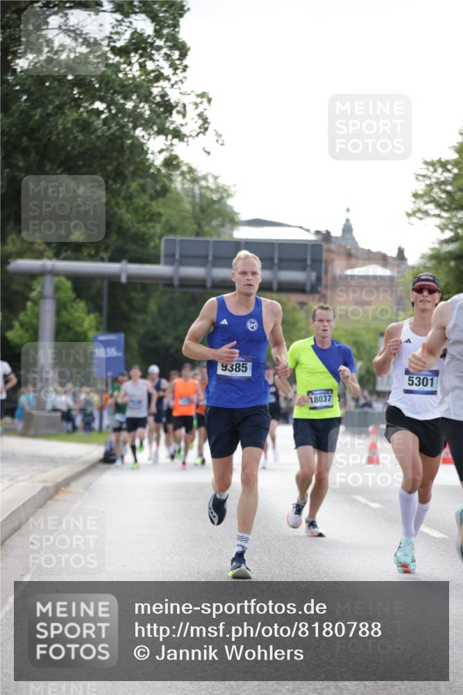 29.06.2025 - hella hamburg halbmarathon Jannik Wohlers http://msf.ph/oto/8180788 29.06.2025 09:42:39 Lombardsbrücke 4338, 5301, 9097, 9385, 11994, 12341, 12529, 12992, 13346, 14728, 18037, 18740, 19076 meine-sportfotos.de