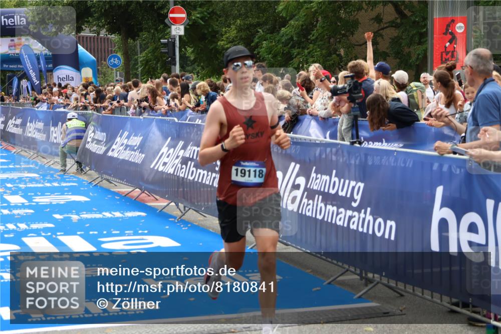 29.06.2025 - hella hamburg halbmarathon Zöllner http://msf.ph/oto/8180841 29.06.2025 10:31:33 Ziel 5660, 12681, 19118 meine-sportfotos.de