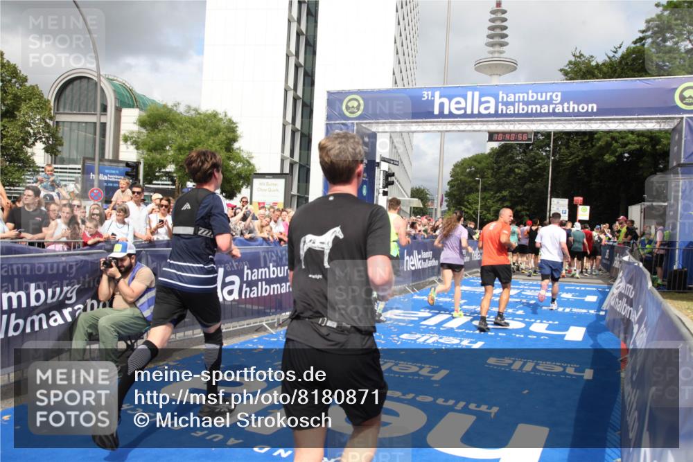 29.06.2025 - hella hamburg halbmarathon Michael Strokosch http://msf.ph/oto/8180871 29.06.2025 10:40:55 Ziel 1631, 1677, 4634, 5014, 6429, 7080, 7109, 7378, 8074, 9547, 9979, 10369, 10934, 11959, 14661, 17486, 18173 meine-sportfotos.de