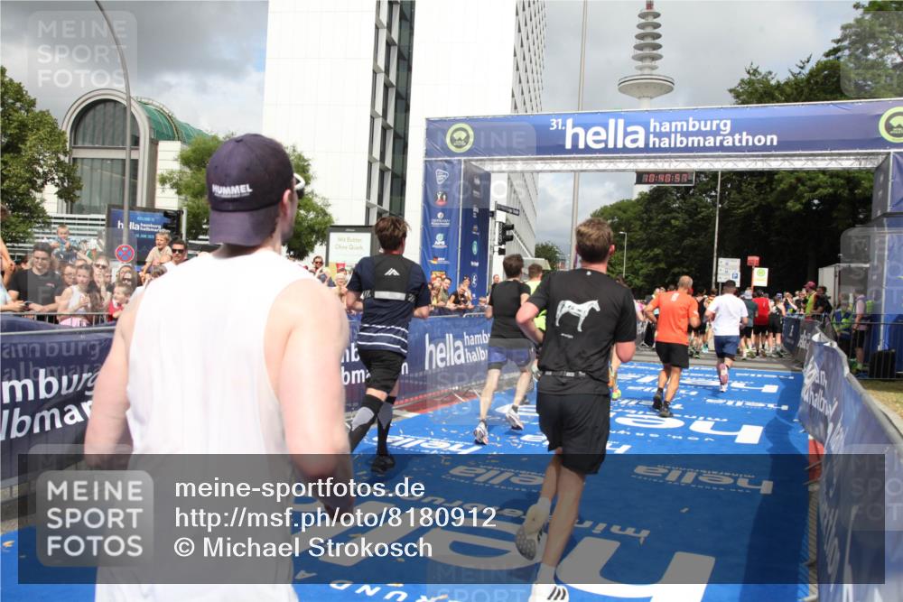 29.06.2025 - hella hamburg halbmarathon Michael Strokosch http://msf.ph/oto/8180912 29.06.2025 10:40:55 Ziel 1631, 1677, 4634, 5014, 6429, 7080, 7109, 7378, 8074, 9547, 9979, 10369, 10934, 11959, 14661, 17486, 18173 meine-sportfotos.de