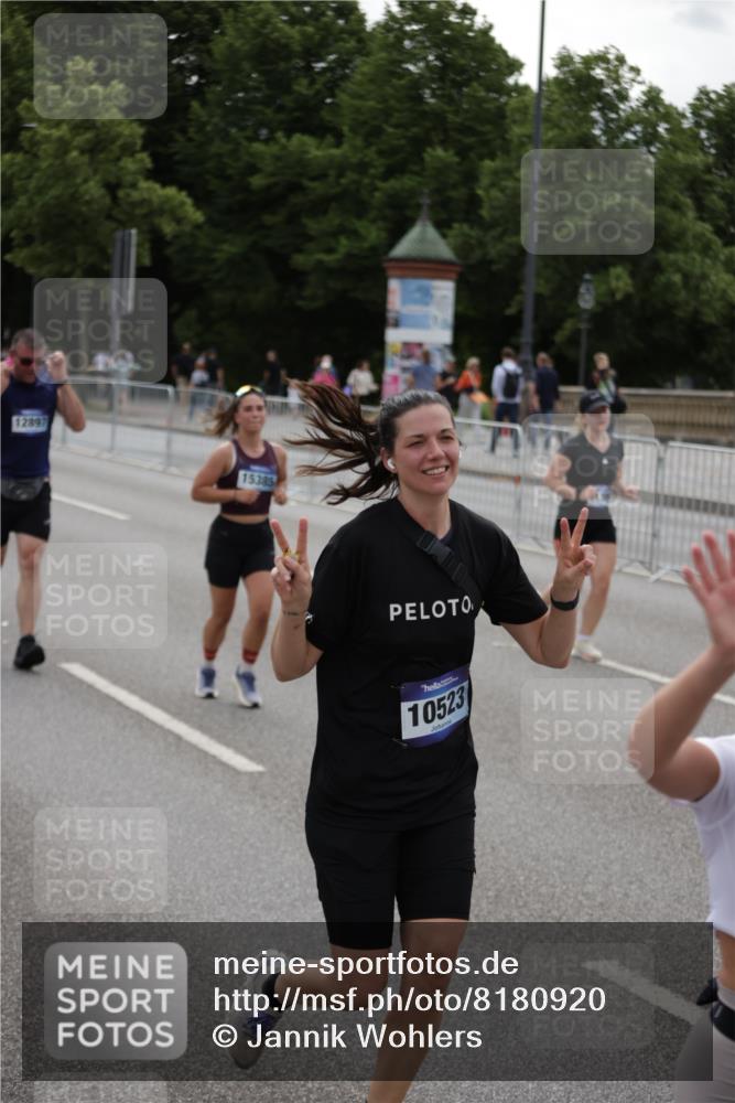 29.06.2025 - hella hamburg halbmarathon Jannik Wohlers http://msf.ph/oto/8180920 29.06.2025 11:10:05 Lombardsbrücke 1101, 1383, 3072, 4581, 4640, 6247, 6893, 7523, 7643, 8066, 8116, 9224, 9226, 9535, 10121, 10381, 10447, 10448, 10523, 10639, 11396, 11763, 11764, 11881, 12076, 12576, 12784, 12897, 14393, 14400, 15028, 15385, 15518, 16551, 16718, 17065, 18347 meine-sportfotos.de