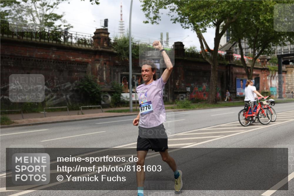 29.06.2025 - hella hamburg halbmarathon Yannick Fuchs http://msf.ph/oto/8181603 29.06.2025 10:43:08 20KM 1163, 1176, 1452, 1892, 2260, 3985, 4183, 4185, 4847, 4890, 5705, 6389, 8302, 8889, 9348, 9649, 9661, 9770, 10053, 10184, 10859, 10860, 11451, 11579, 11679, 11779, 12094, 12421, 12533, 12534, 12690, 13009, 13183, 13269, 13450, 13962, 14033, 14511, 15384, 15784, 15857, 15894, 16369, 16592, 17173, 17395, 17632, 17745, 17855, 17982, 18598, 18873, 18887 meine-sportfotos.de