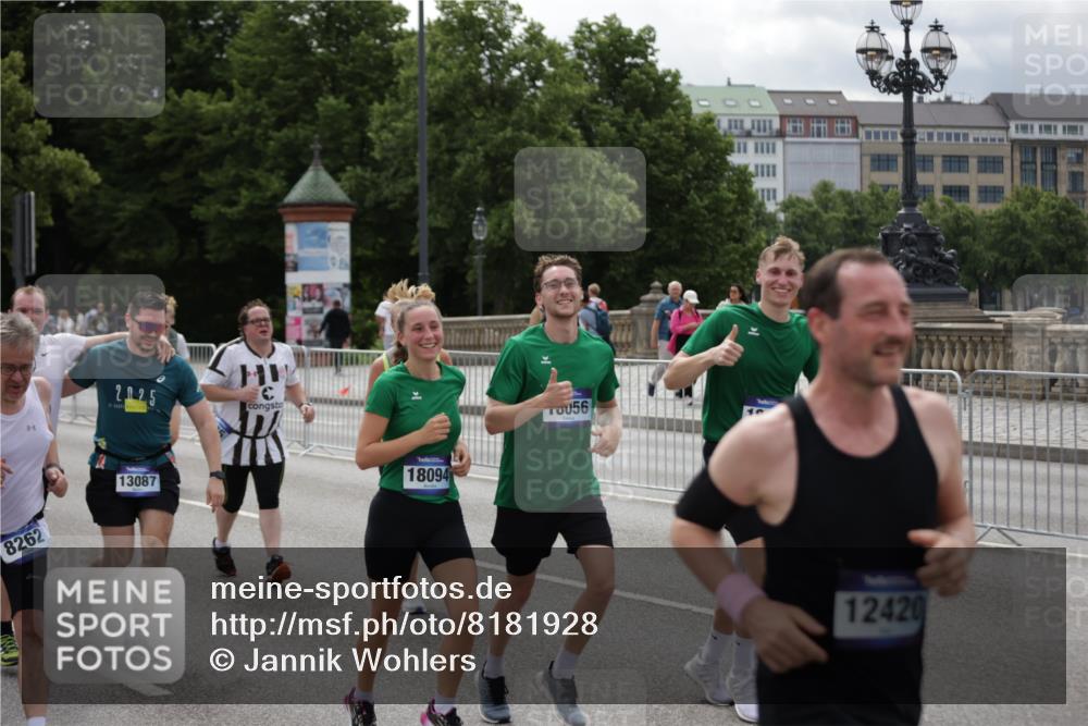 29.06.2025 - hella hamburg halbmarathon Jannik Wohlers http://msf.ph/oto/8181928 29.06.2025 11:10:27 Lombardsbrücke 1585, 1810, 2005, 2506, 2508, 4655, 4667, 4960, 4976, 5303, 6384, 8262, 9362, 9581, 10965, 11700, 11701, 11920, 12420, 12583, 13061, 13087, 13866, 13978, 14056, 14698, 15768, 15786, 15787, 15788, 15886, 16312, 16315, 17101, 17121, 17211, 18056, 18094, 18123, 18127, 18263, 18420, 18421, 18622, 18850 meine-sportfotos.de