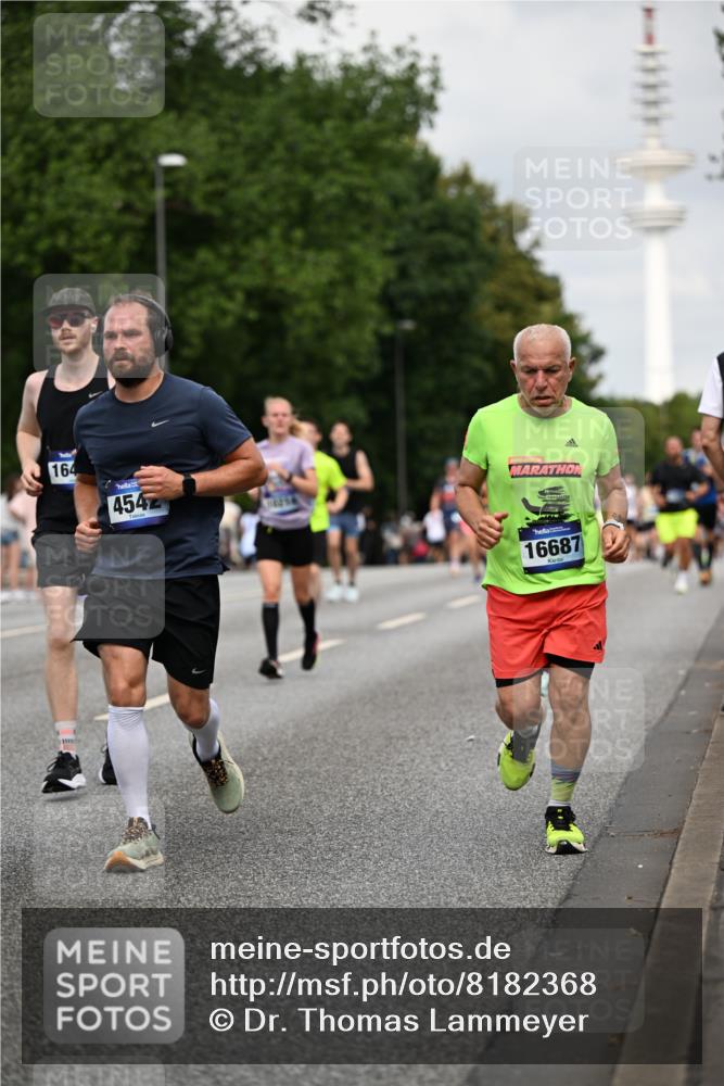 29.06.2025 - hella hamburg halbmarathon Dr. Thomas Lammeyer http://msf.ph/oto/8182368 29.06.2025 10:10:26 Kennedybrücke 1766, 1830, 1936, 2471, 2624, 3062, 4169, 4542, 5431, 6014, 7741, 8051, 8290, 8744, 10214, 10781 meine-sportfotos.de