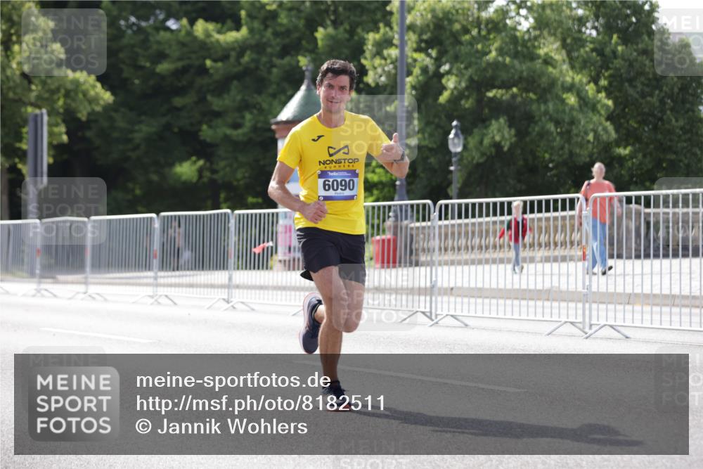 29.06.2025 - hella hamburg halbmarathon Jannik Wohlers http://msf.ph/oto/8182511 29.06.2025 09:42:56 Lombardsbrücke 1271, 5301, 6090, 7380, 9385, 9565, 9767, 10867, 13374, 14728, 14757, 15483, 15671, 18037, 18328, 18693, 18695, 18989 meine-sportfotos.de