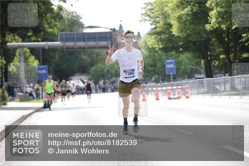 29.06.2025 - hella hamburg halbmarathon Jannik Wohlers http://msf.ph/oto/8182539 29.06.2025 09:42:57 Lombardsbrücke 1271, 5301, 6090, 7380, 9385, 9565, 9767, 10867, 13374, 14757, 15483, 15671, 18037, 18328, 18693, 18695, 18989 meine-sportfotos.de