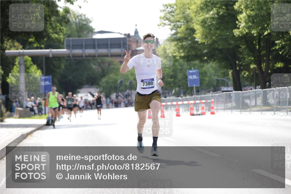 29.06.2025 - hella hamburg halbmarathon Jannik Wohlers http://msf.ph/oto/8182567 29.06.2025 09:42:57 Lombardsbrücke 1271, 5301, 6090, 7380, 9385, 9565, 9767, 10867, 13374, 14757, 15483, 15671, 18037, 18328, 18693, 18695, 18989 meine-sportfotos.de