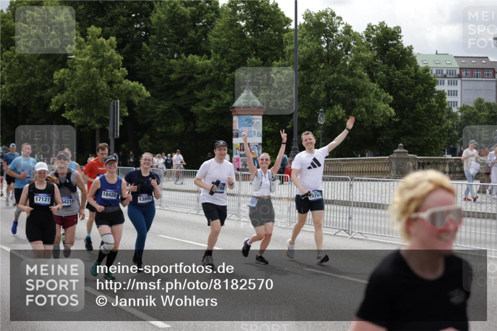 29.06.2025 - hella hamburg halbmarathon Jannik Wohlers http://msf.ph/oto/8182570 29.06.2025 11:10:34 Lombardsbrücke 1585, 1810, 2508, 4023, 4024, 4025, 4026, 4655, 4667, 6004, 6018, 6384, 6651, 6743, 7207, 8964, 9362, 9581, 10883, 10965, 12420, 12583, 13061, 13087, 13546, 13866, 13978, 14056, 14698, 15371, 15373, 15786, 15787, 15788, 15886, 16312, 17101, 17121, 18056, 18094, 18127, 18263, 18420, 18421, 18622 meine-sportfotos.de