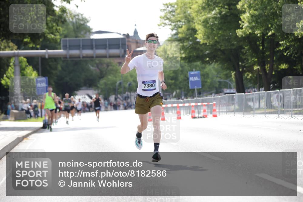 29.06.2025 - hella hamburg halbmarathon Jannik Wohlers http://msf.ph/oto/8182586 29.06.2025 09:42:57 Lombardsbrücke 1271, 5301, 6090, 7380, 9385, 9565, 9767, 10867, 13374, 14757, 15483, 15671, 18037, 18328, 18693, 18695, 18989 meine-sportfotos.de