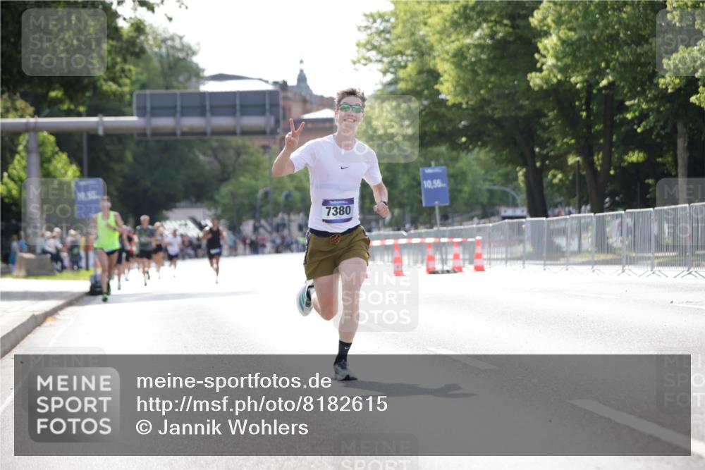29.06.2025 - hella hamburg halbmarathon Jannik Wohlers http://msf.ph/oto/8182615 29.06.2025 09:42:57 Lombardsbrücke 1271, 5301, 6090, 7380, 9385, 9565, 9767, 10867, 13374, 14757, 15483, 15671, 18037, 18328, 18693, 18695, 18989 meine-sportfotos.de