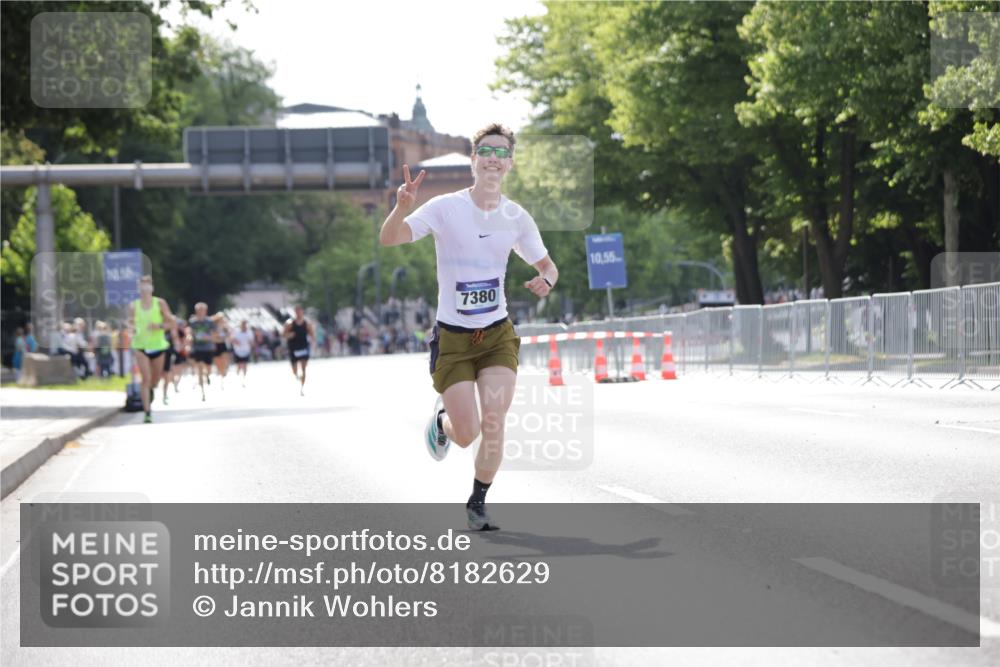 29.06.2025 - hella hamburg halbmarathon Jannik Wohlers http://msf.ph/oto/8182629 29.06.2025 09:42:57 Lombardsbrücke 1271, 5301, 6090, 7380, 9385, 9565, 9767, 10867, 13374, 14757, 15483, 15671, 18037, 18328, 18693, 18695, 18989 meine-sportfotos.de