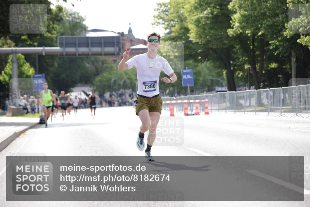29.06.2025 - hella hamburg halbmarathon Jannik Wohlers http://msf.ph/oto/8182674 29.06.2025 09:42:57 Lombardsbrücke 1271, 5301, 6090, 7380, 9385, 9565, 9767, 10867, 13374, 14757, 15483, 15671, 18037, 18328, 18693, 18695, 18989 meine-sportfotos.de