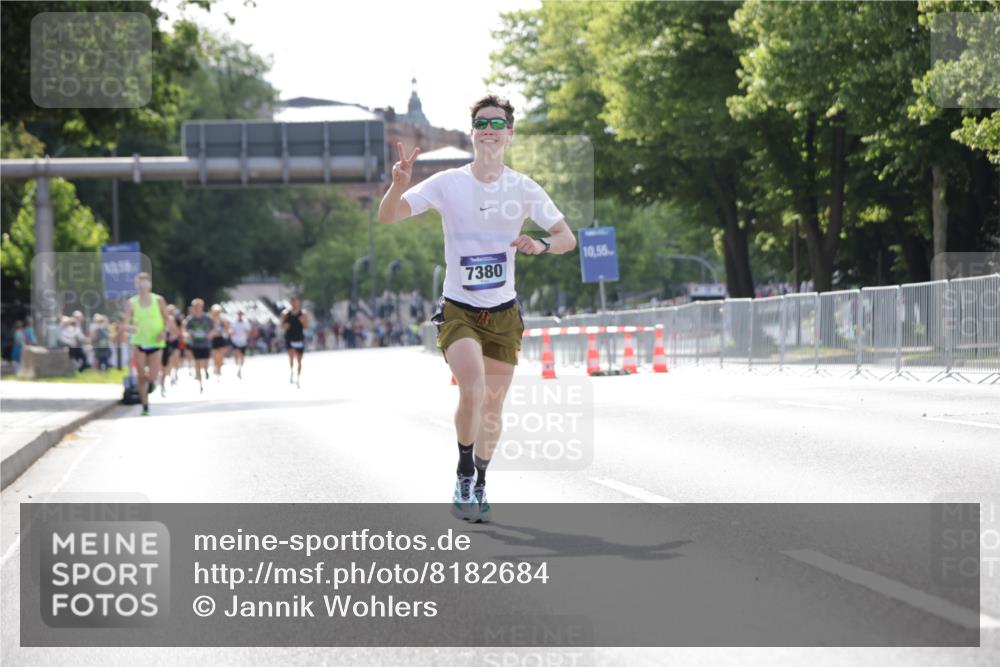 29.06.2025 - hella hamburg halbmarathon Jannik Wohlers http://msf.ph/oto/8182684 29.06.2025 09:42:57 Lombardsbrücke 1271, 5301, 6090, 7380, 9385, 9565, 9767, 10867, 13374, 14757, 15483, 15671, 18037, 18328, 18693, 18695, 18989 meine-sportfotos.de