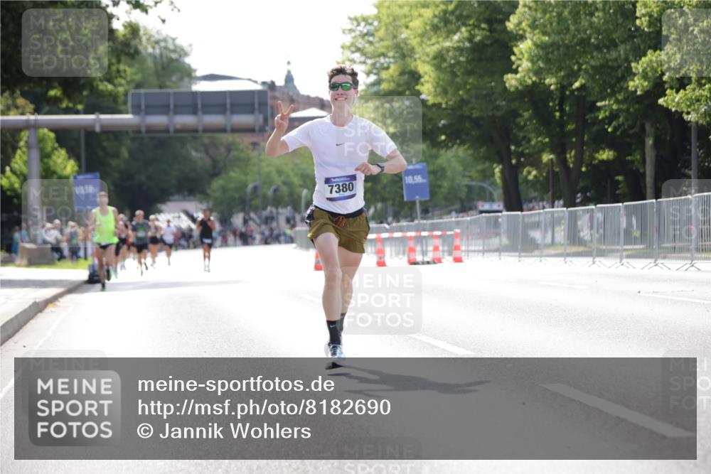 29.06.2025 - hella hamburg halbmarathon Jannik Wohlers http://msf.ph/oto/8182690 29.06.2025 09:42:57 Lombardsbrücke 1271, 5301, 6090, 7380, 9385, 9565, 9767, 10867, 13374, 14757, 15483, 15671, 18037, 18328, 18693, 18695, 18989 meine-sportfotos.de