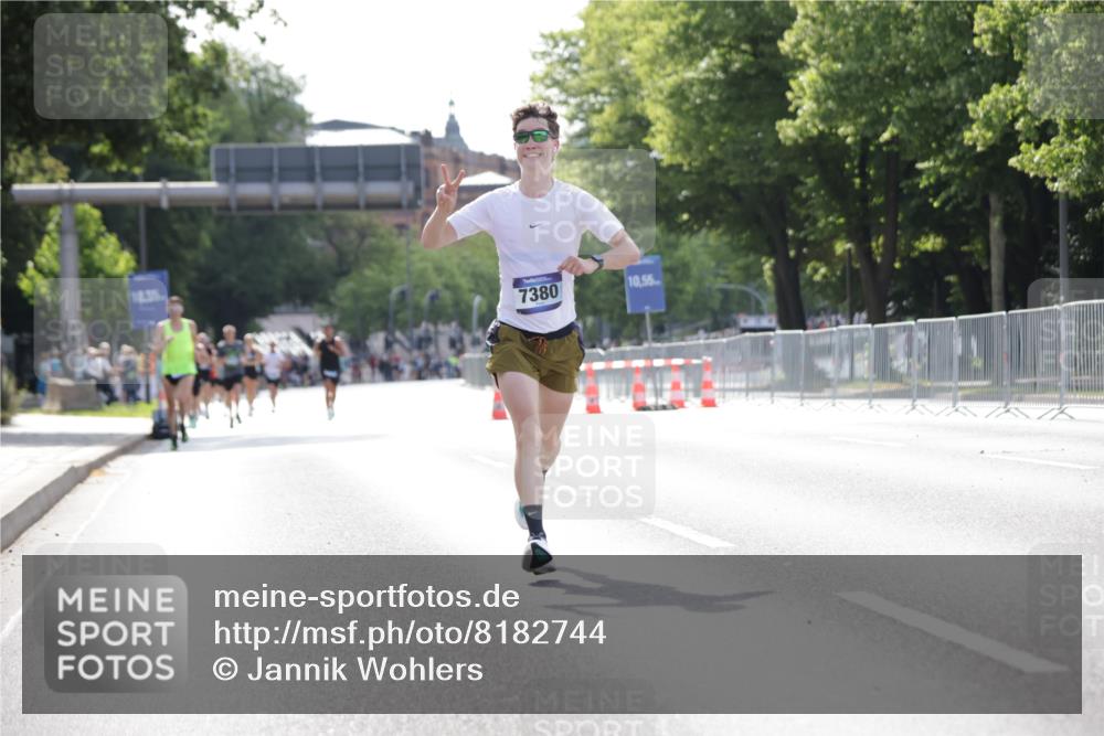 29.06.2025 - hella hamburg halbmarathon Jannik Wohlers http://msf.ph/oto/8182744 29.06.2025 09:42:57 Lombardsbrücke 1271, 5301, 6090, 7380, 9385, 9565, 9767, 10867, 13374, 14757, 15483, 15671, 18037, 18328, 18693, 18695, 18989 meine-sportfotos.de