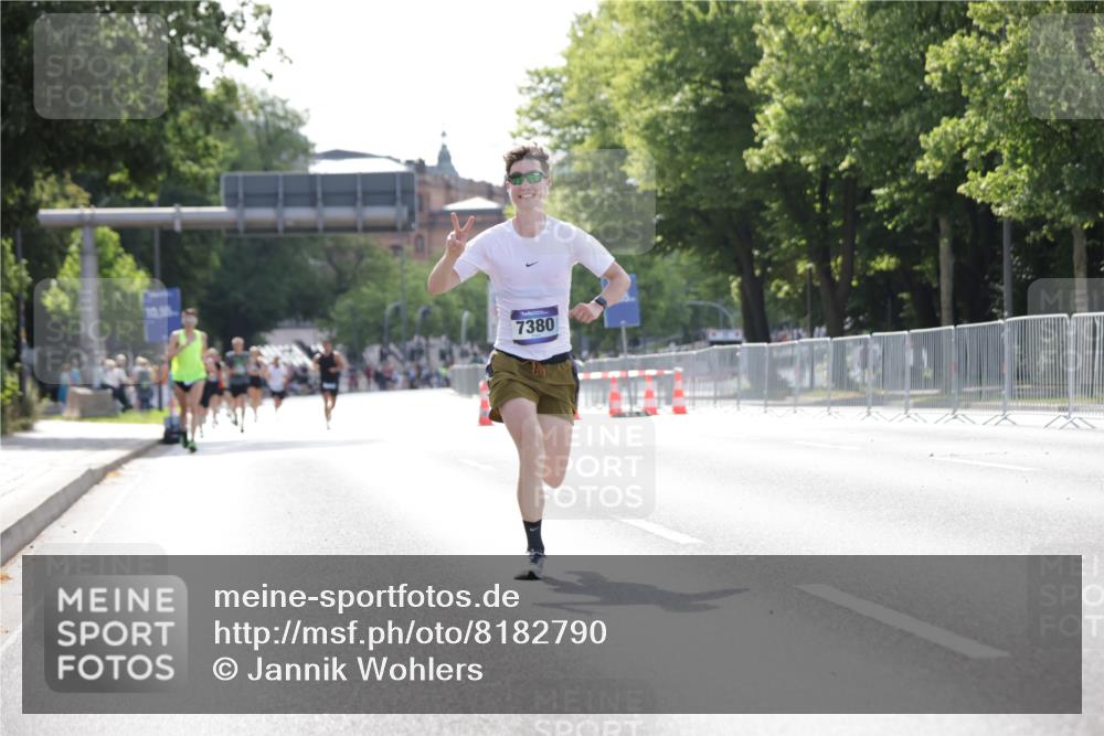 29.06.2025 - hella hamburg halbmarathon Jannik Wohlers http://msf.ph/oto/8182790 29.06.2025 09:42:57 Lombardsbrücke 1271, 5301, 6090, 7380, 9385, 9565, 9767, 10867, 13374, 14757, 15483, 15671, 18037, 18328, 18693, 18695, 18989 meine-sportfotos.de