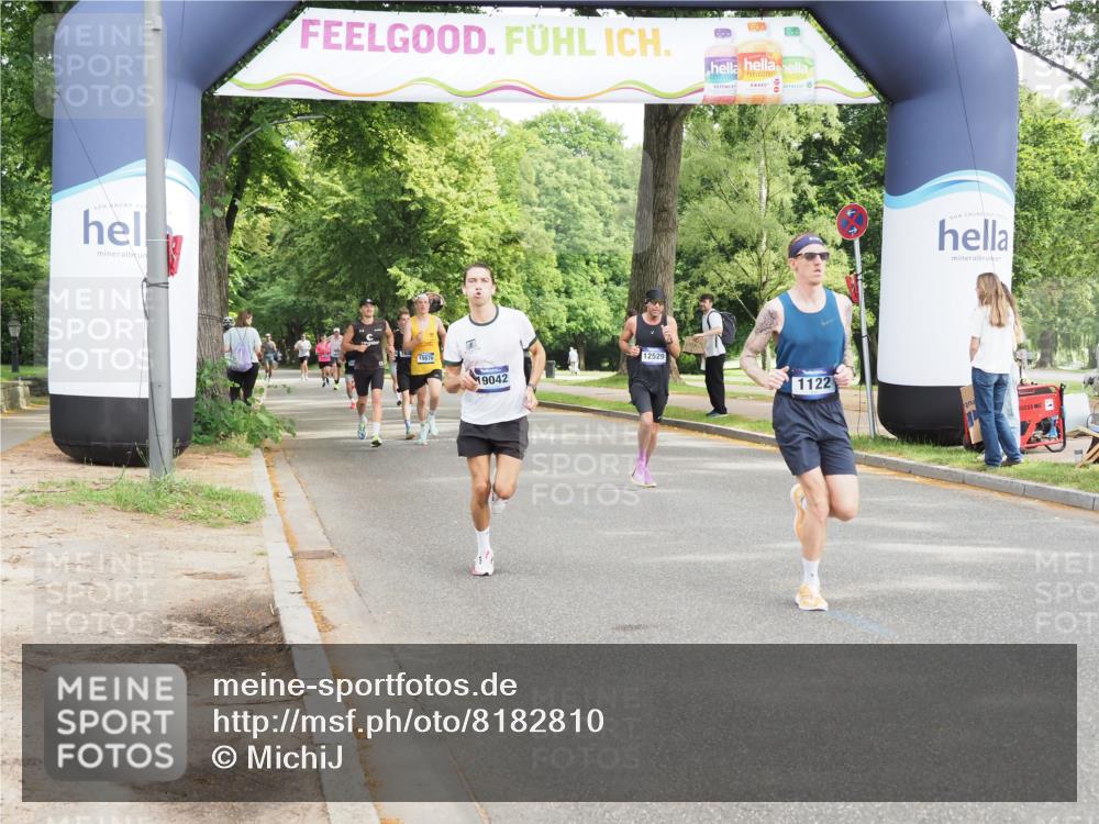 29.06.2025 - hella hamburg halbmarathon MichiJ http://msf.ph/oto/8182810 29.06.2025 10:17:42 Zwischen KM18-KM19 1122, 2604, 10655, 15583 meine-sportfotos.de