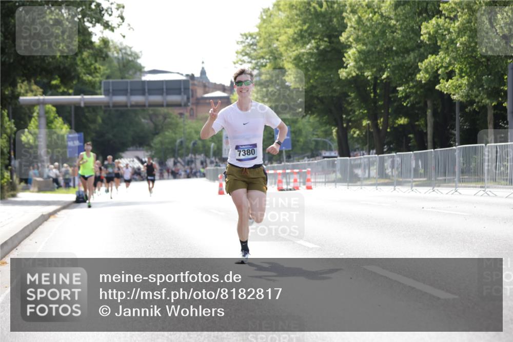 29.06.2025 - hella hamburg halbmarathon Jannik Wohlers http://msf.ph/oto/8182817 29.06.2025 09:42:57 Lombardsbrücke 1271, 5301, 6090, 7380, 9385, 9565, 9767, 10867, 13374, 14757, 15483, 15671, 18037, 18328, 18693, 18695, 18989 meine-sportfotos.de
