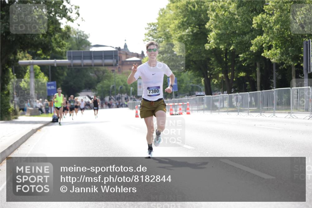 29.06.2025 - hella hamburg halbmarathon Jannik Wohlers http://msf.ph/oto/8182844 29.06.2025 09:42:57 Lombardsbrücke 1271, 5301, 6090, 7380, 9385, 9565, 9767, 10867, 13374, 14757, 15483, 15671, 18037, 18328, 18693, 18695, 18989 meine-sportfotos.de