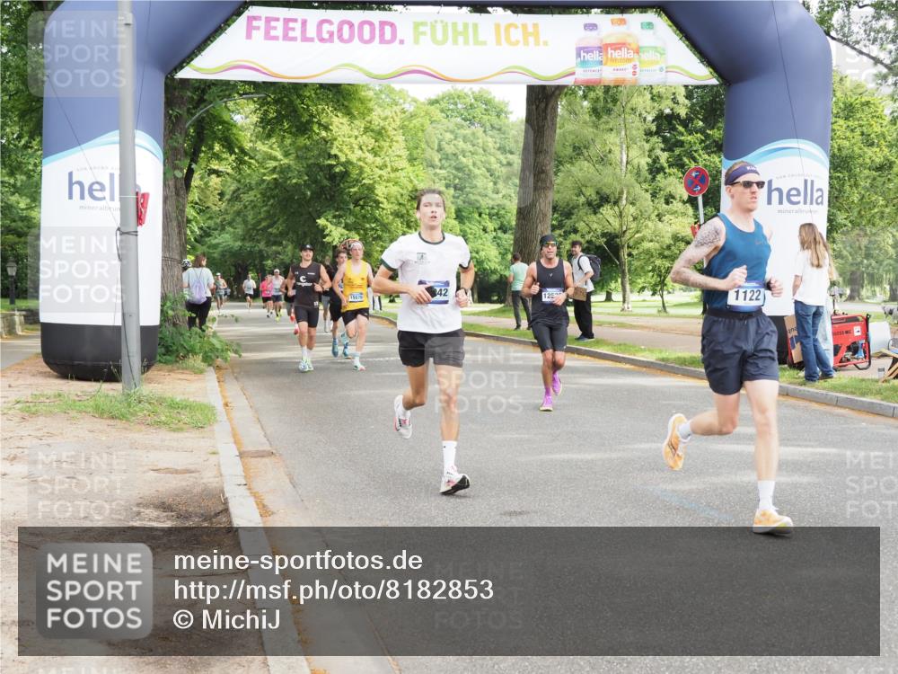 29.06.2025 - hella hamburg halbmarathon MichiJ http://msf.ph/oto/8182853 29.06.2025 10:17:42 Zwischen KM18-KM19 1122, 2604, 10655, 15583 meine-sportfotos.de