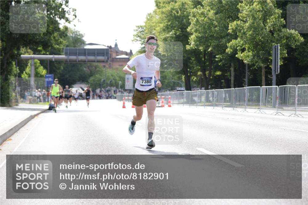 29.06.2025 - hella hamburg halbmarathon Jannik Wohlers http://msf.ph/oto/8182901 29.06.2025 09:42:58 Lombardsbrücke 1271, 6090, 7380, 9565, 9767, 10867, 13374, 14757, 15483, 15671, 18037, 18328, 18693, 18695, 18989 meine-sportfotos.de