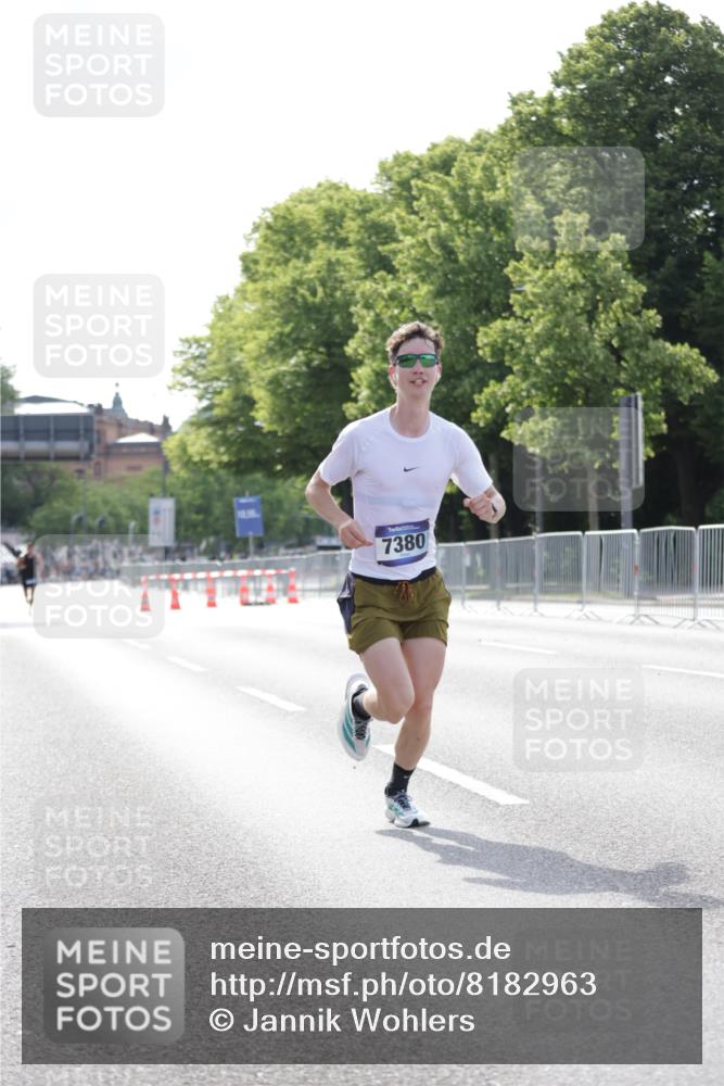 29.06.2025 - hella hamburg halbmarathon Jannik Wohlers http://msf.ph/oto/8182963 29.06.2025 09:42:59 Lombardsbrücke 1271, 6090, 7380, 9565, 9767, 10867, 13374, 14757, 15483, 15671, 18328, 18693, 18695, 18989 meine-sportfotos.de