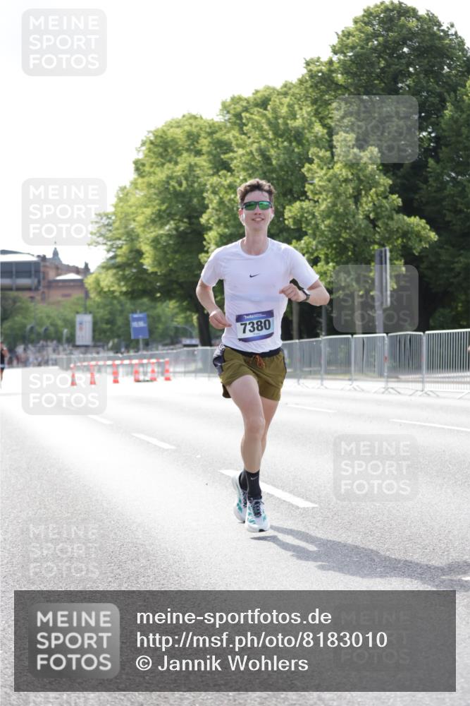 29.06.2025 - hella hamburg halbmarathon Jannik Wohlers http://msf.ph/oto/8183010 29.06.2025 09:42:59 Lombardsbrücke 1271, 6090, 7380, 9565, 9767, 10867, 13374, 14757, 15483, 15671, 18328, 18693, 18695, 18989 meine-sportfotos.de