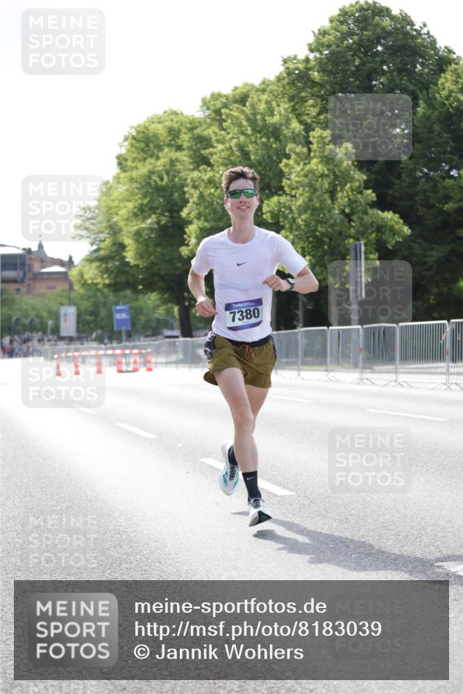 29.06.2025 - hella hamburg halbmarathon Jannik Wohlers http://msf.ph/oto/8183039 29.06.2025 09:42:59 Lombardsbrücke 1271, 6090, 7380, 9565, 9767, 10867, 13374, 14757, 15483, 15671, 18328, 18693, 18695, 18989 meine-sportfotos.de