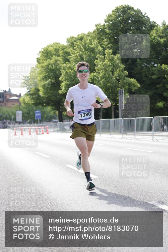 29.06.2025 - hella hamburg halbmarathon Jannik Wohlers http://msf.ph/oto/8183070 29.06.2025 09:42:59 Lombardsbrücke 1271, 6090, 7380, 9565, 9767, 10867, 13374, 14757, 15483, 15671, 18328, 18693, 18695, 18989 meine-sportfotos.de