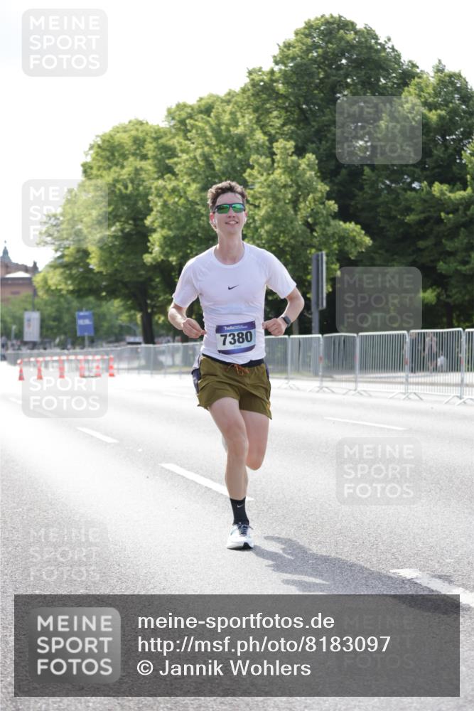 29.06.2025 - hella hamburg halbmarathon Jannik Wohlers http://msf.ph/oto/8183097 29.06.2025 09:42:59 Lombardsbrücke 1271, 6090, 7380, 9565, 9767, 10867, 13374, 14757, 15483, 15671, 18328, 18693, 18695, 18989 meine-sportfotos.de
