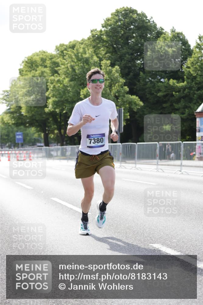 29.06.2025 - hella hamburg halbmarathon Jannik Wohlers http://msf.ph/oto/8183143 29.06.2025 09:42:59 Lombardsbrücke 1271, 6090, 7380, 9565, 9767, 10867, 13374, 14757, 15483, 15671, 18328, 18693, 18695, 18989 meine-sportfotos.de
