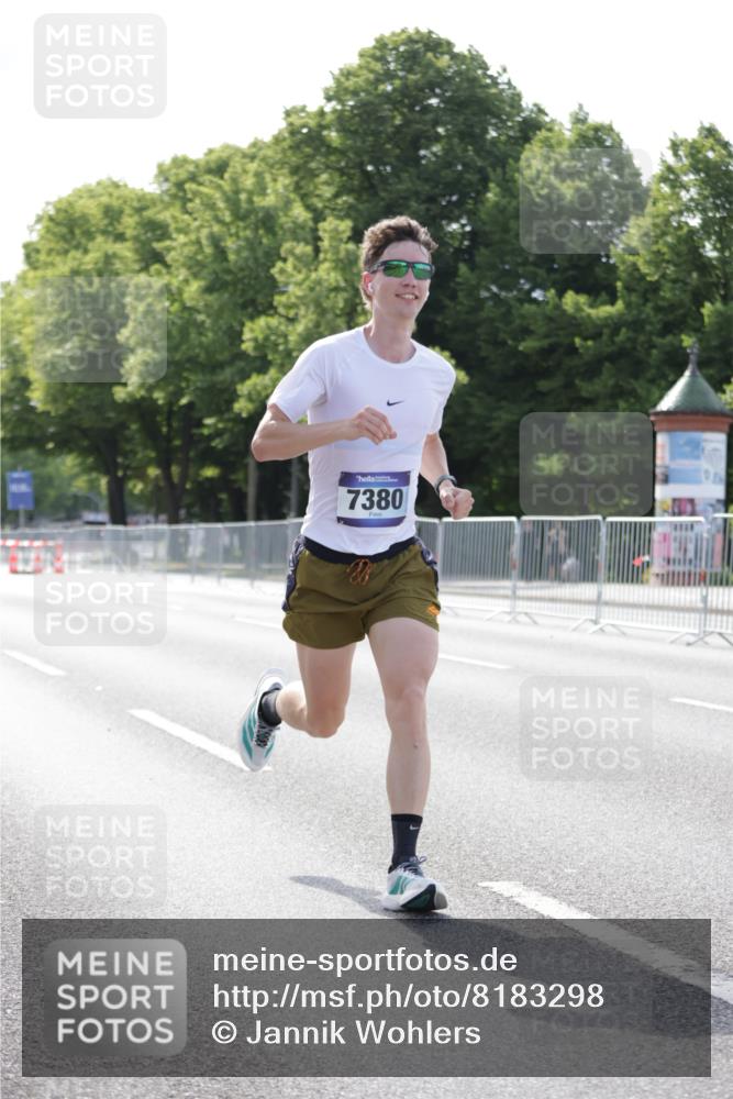 29.06.2025 - hella hamburg halbmarathon Jannik Wohlers http://msf.ph/oto/8183298 29.06.2025 09:42:59 Lombardsbrücke 1271, 6090, 7380, 9565, 9767, 10867, 13374, 14757, 15483, 15671, 18328, 18693, 18695, 18989 meine-sportfotos.de