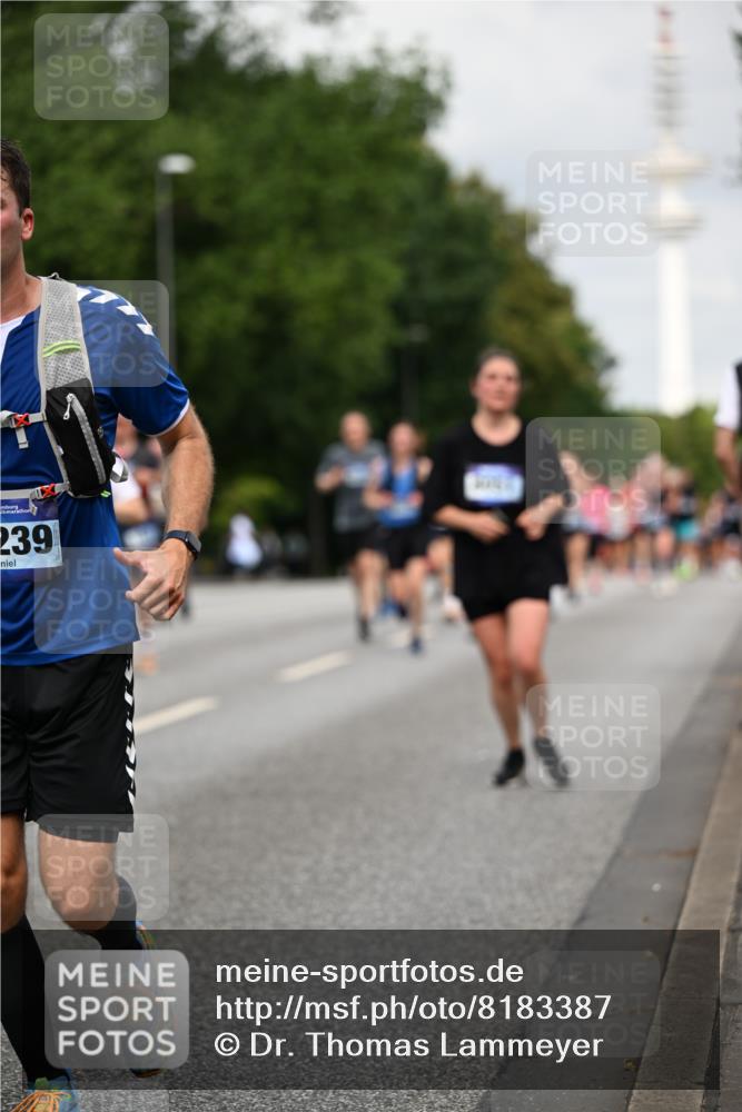 29.06.2025 - hella hamburg halbmarathon Dr. Thomas Lammeyer http://msf.ph/oto/8183387 29.06.2025 10:10:39 Kennedybrücke 1766, 1936, 1981, 4542, 4550, 4666, 5431, 5951, 8051, 8744, 8960, 10214, 10736, 10886 meine-sportfotos.de