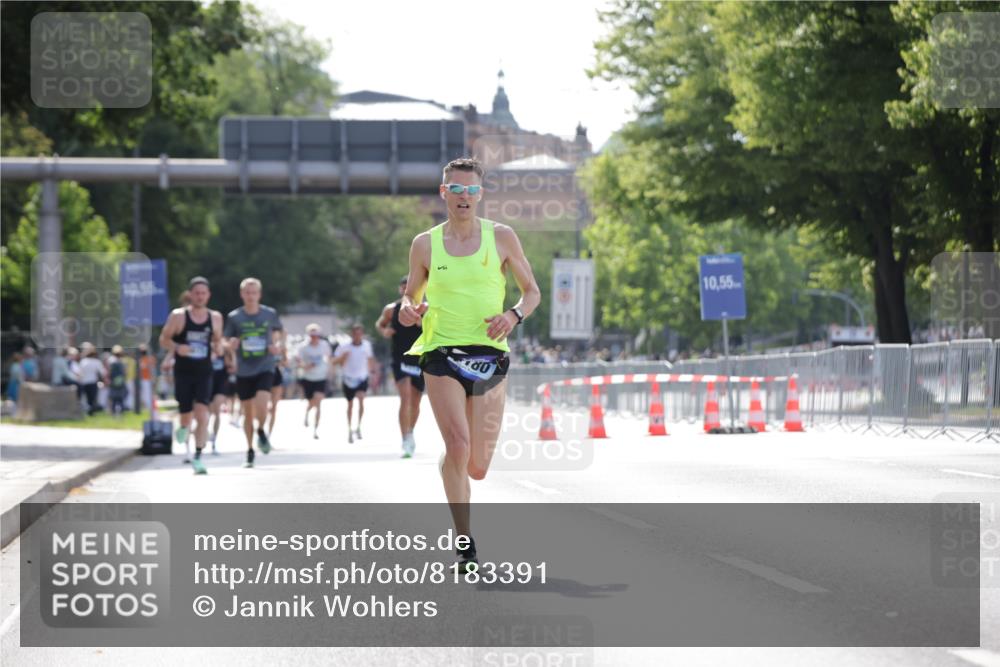 29.06.2025 - hella hamburg halbmarathon Jannik Wohlers http://msf.ph/oto/8183391 29.06.2025 09:43:04 Lombardsbrücke 1271, 2180, 6090, 7380, 9565, 9767, 10867, 13374, 14757, 15483, 15671, 18328, 18693, 18695, 18989 meine-sportfotos.de