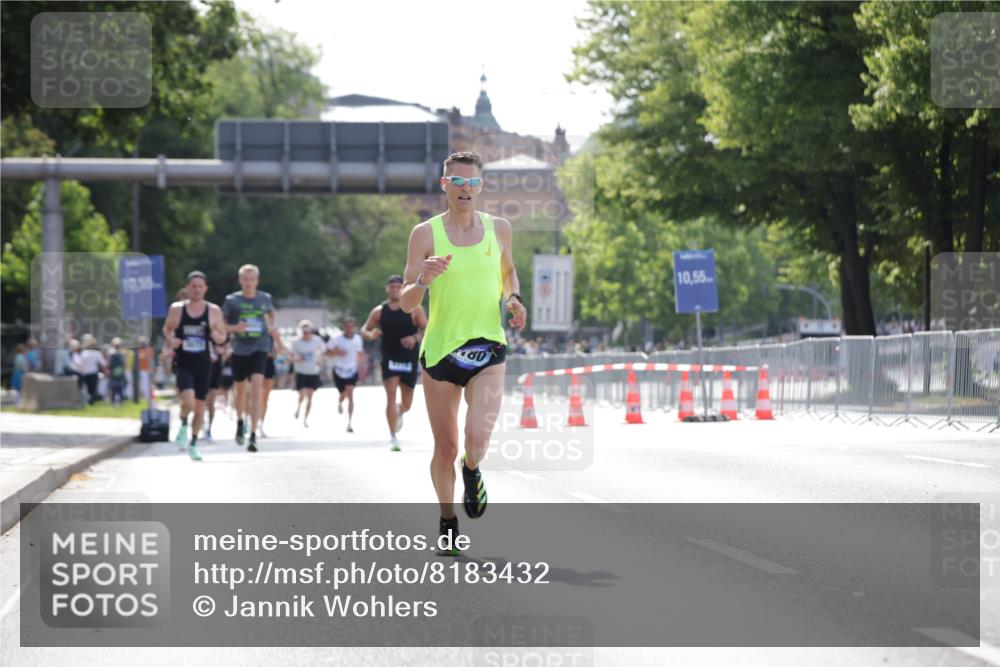 29.06.2025 - hella hamburg halbmarathon Jannik Wohlers http://msf.ph/oto/8183432 29.06.2025 09:43:04 Lombardsbrücke 1271, 2180, 6090, 7380, 9565, 9767, 10867, 13374, 14757, 15483, 15671, 18328, 18693, 18695, 18989 meine-sportfotos.de